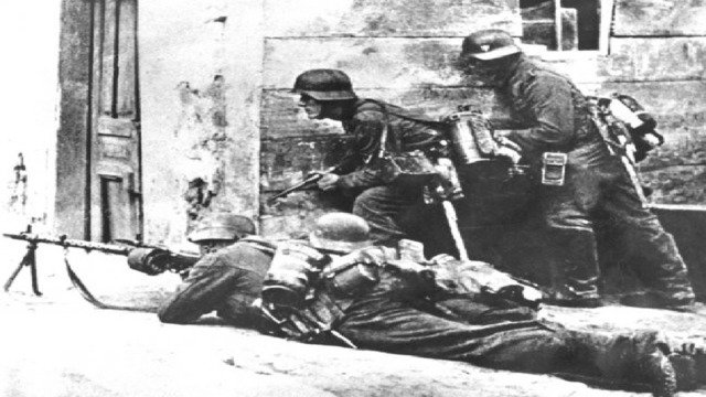 Враги так и не смогли попасть во двор, а приближавшиеся выстрелы отогнали их дальше по улице. Женя и ее родные были спасены. 